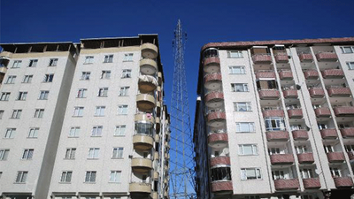 İki apartman arasında 31 bin voltluk yüksek gerilim hattı