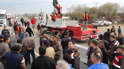 Köylüler yolu trafiğe kapatttı bariyerler kaldırıldı