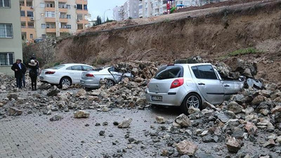 İstinat duvarı 4 aracın üzerine yıkıldı