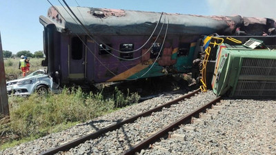 Tren, kamyon ve otomobil birbirine girdi: 12 ölü