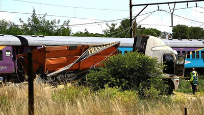 Yolcu treni ile kamyon çarpıştı