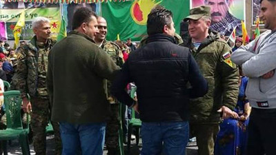 Rus askerleri YPG bayraklarıyla Newroz'da