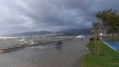 İzmir'de Kordon Boyu denizle birleşti