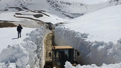 Kars'a Nisan karı yağdı