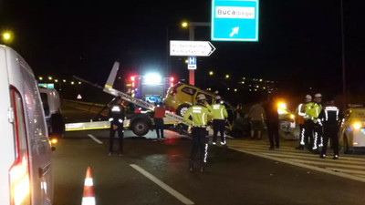 İzmir'de ticari taksi demir bariyerlere çarptı: Bir ölü, beş yaralı