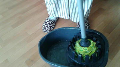 Yer silme suyuna sadece birkaç damla damlatın... Parkeleriniz bakın nasıl parlıyor