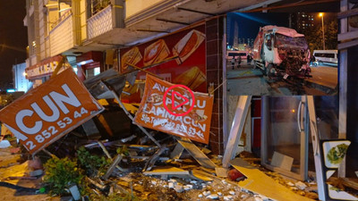 Esenyurt'ta park halindeki kamyon yokuş aşağı kaydı: 11 araca çarpıp iş yerine girerek durdu