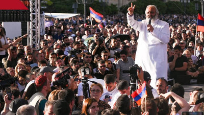 Erivan'da üst üste üçüncü gün Paşinyan'ın istifası için kilise liderliğinde miting: 41 kişi gözaltına alındı