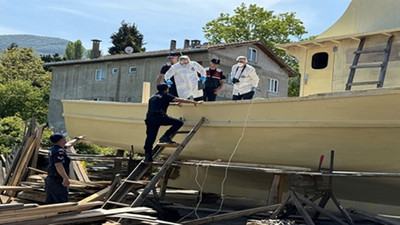 Yaptırdıkları teknede ısınmak için ateş yakan iki arkadaş, kömürden zehirlenip öldü