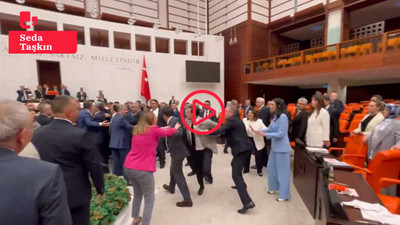 Meclis'te AKP'liler DEM Parti'yi engellemeye çalıştı: Milletvekilleri yere düştü, pankartlar fırlatıldı