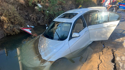 Bodrum'da içme suyu isale hattı patladı: Oluşan çukura otomobil düştü