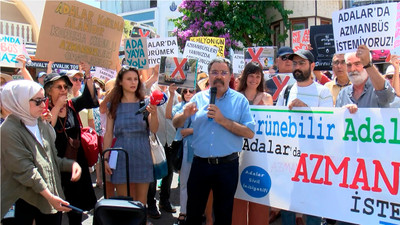 Ahmet Ümit Büyükada'daki minibüs eyleminde konuştu: Oy kazanabilirsiniz ama tarih önünde mahkum olursunuz