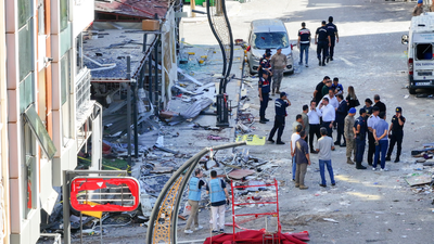 İzmir'de beş kişinin öldüğü patlamaya ilişkin iki kişi adliyeye sevk edildi