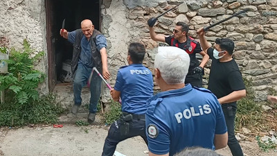 Çöp evini temizlemeye gelen ekibe direndi, polisi bıçakladı