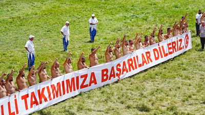 Kırkpınar Yağlı Güreşleri'nde 'bozkurt' işaretli başlangıç