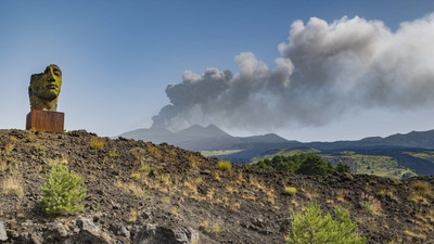 Etna Yanardağı kül ve lav püskürtmeye devam ediyor