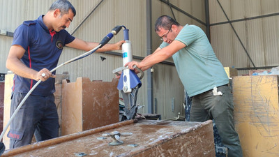 Maraş'taki depremlerde enkazdan çıkarılan çelik kasalar açıldı