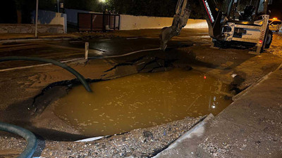 Bodrum’da iki günde üçüncü kez ana su isale hattında patlama yaşandı: Yol çöktü