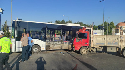 Bingöl'de özel halk otobüsü ile kamyon çarpıştı: Beş yaralı