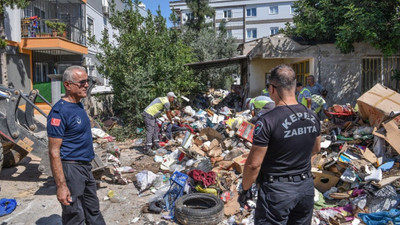 Kepez'de iki evin bahçesinden 12 kamyon çöp çıktı