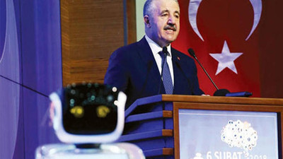 Robot Bakan'dan özür diledi!