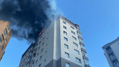 Kağıthane'de 13 katlı binanın çatısında yangın
