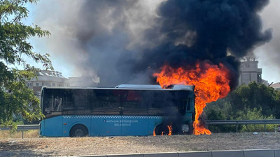 Antalya'da seyir halinde alev alan belediye otobüsü yandı