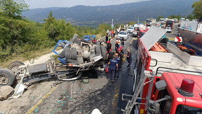 Bolu Dağı'nda kum yüklü tır karşı şeride geçip otomobile çarptı: İki ölü, iki yaralı