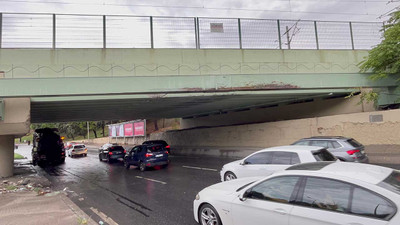 Bakırköy'de alt geçidi su bastı: Trafik durma noktasına geldi