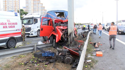 TEM Otoyolunda yön tabelasına çarpan kamyonetin motoru fırladı