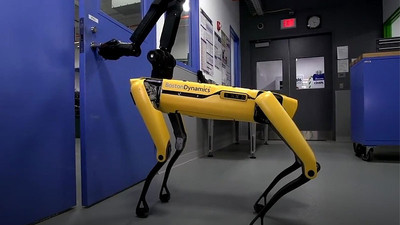 Robot köpek SpotMini artık kapı açabiliyor