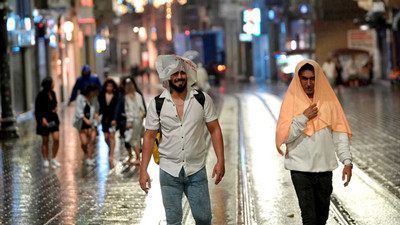 İstanbul'da sağanak: Gökyüzü şimşeklerle aydınlandı