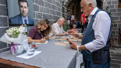 Başak Demirtaş ve Yiğit Bener, Diyarbakır’da 'Arafta Düet' romanını imzaladı