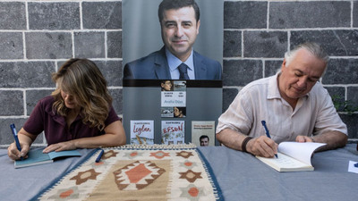 Yiğit Bener, Diyarbakır'da Demirtaş'ın kitaplarını imzaladı: Gençlerin ilgisi yüksekti