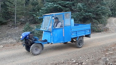 Toroslar'ın kuşları için varille su taşıyor