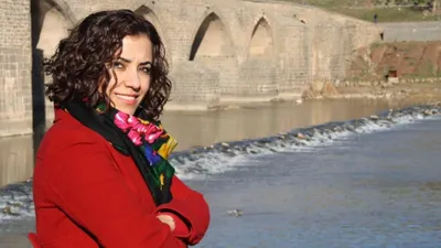 Peş peşe Kürtçe konser iptalleri: Sanatçı Xecê'nin üç kentteki konserleri iptal edildi