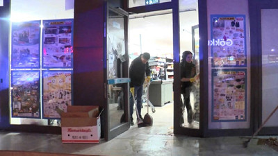 Çalışanlar hırsızlık yaptığını iddia ettiği üç kişiyi markete kilitledi