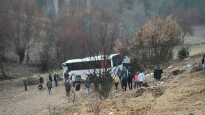 Kütahya'da işçileri taşıyan servis şarampole devrildi: Bir ölü, yedi yaralı