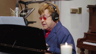 Görme yetisini kaybeden Elton John, imzasını taşıyan müzikali izleyemedi