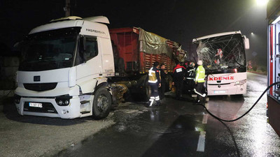 Denizli'de yolcu otobüsü tıra çarptı: Bir ölü, 20 yaralı