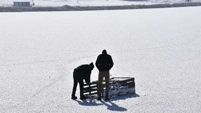 Buz tutan göllerde 'Eskimo' usulü balık avı