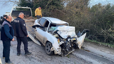 Sakarya'da kamyonla çarpışan otomobildeki anne ile oğul öldü