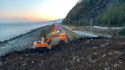 Artvin'de heyelan: Karadeniz Sahil Yolu kapandı