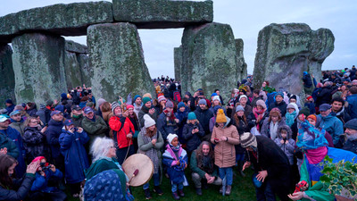 Stonehenge'de binlerce kişi kış gün dönümünü kutladı