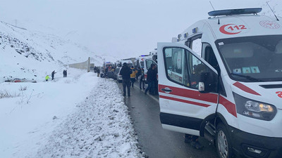 Erzincan'da yolcu otobüsü şarampole devrildi: Sürücünün durumu ağır, 27 yaralı