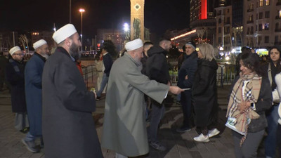 Tebliğciler Taksim'de bildiri dağıttı: 'Yılbaşı kutlamayın'