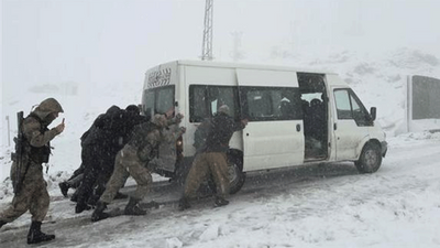 Van ve Hakkari'de yollar kapandı