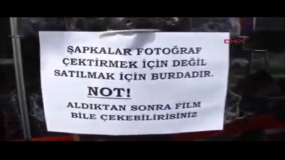 'Şapkalar fotograf çektirmek için değil satılmak için burdadır'