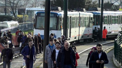 Topkapı'da tramvay yine raydan çıktı