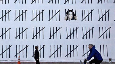 Bansky, tutuklu gazeteci Zehra Doğan'ı New York duvarlarına resmetti